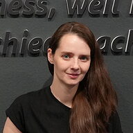 Bianca Raković, Consultant bei P-P-D, vor dem P-P-D-Schriftzug im Büro in Eschweiler