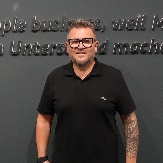 Marc Vonhofen, Inhaber und Geschäftsführer von P-P-D, vor dem P-P-D-Schriftzug im Büro in Eschweiler